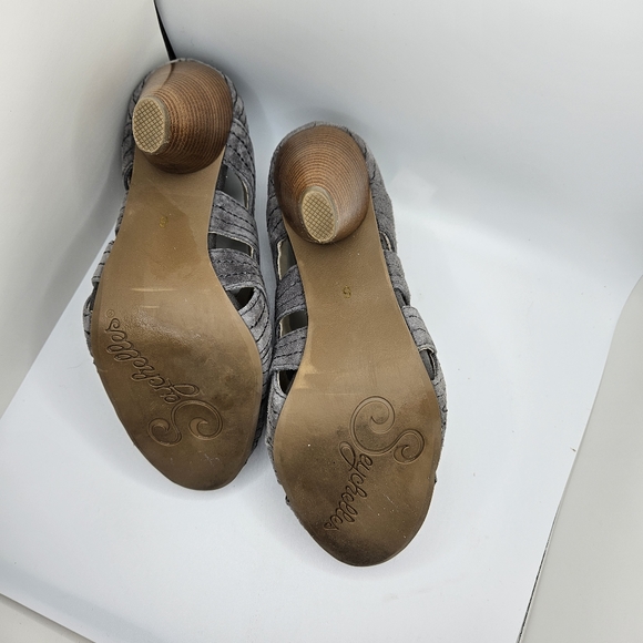 Seychelles Grey Suede Heel with Bows and Open Weave Size 6 EUC - Picture 4 of 6